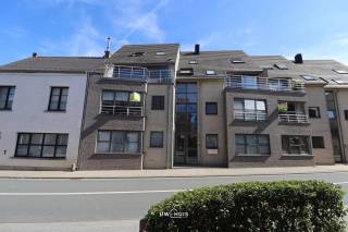 Bent u opzoek naar een instapklaar én recent appartement met twee slaapkamers, ruim terras én een autostaanplaats?<br />Lees en kijk dan snel even verder!<br /><br />Dit gezellig appartement is ideaal gelegen, in het centrum van Elversele. Scholen, winkels en het openbaar vervoer zijn vlakbij (op wandelafstand). Tevens zijn er verschillende wandel- en fietsroutes in de buurt dus dit appartement is ideaal voor natuurliefhebbers! Dit appartement heeft een gunstige EPC-waarde met label A (!). Dit appartement heeft achteraan een privatieve autostaanplaats én een kelderberging op -1. <br /><br />Indeling:<br />Ruime inkomhal met gastentoilet. Lichtrijke leefruimte met open keuken. De keuken is geïnstalleerd met kasten en toestellen. Berging met aansluiting voor het wasmachine en de droogkast. Badkamer met ligbad en dubbel lavabomeubel. Twee slaapkamers met rechtstreeks toegang tot het ruime én zonnige terras met een prachtig uitzicht over de gemeenschappelijke tuin achteraan. <br /><br />Dit appartement is vrij vanaf 1 oktober 2026 of eventueel vroeger, vanaf 1 september 2026.<br />De gemeenschappelijke kosten bedragen €25,00 per maand.