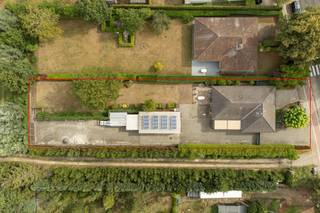 <p><span>In een </span><span>gegeerde, groene woonomgeving in Kapellen</span><span> vindt u deze uitzonderlijk ruime villa op een prachtig perceel van maar liefst 1.650 m². De woning combineert aangenaam wooncomfort, veelzijdige werkmogelijkheden en een indrukwekkende buitenruimte ideaal voor wie royaal wil wonen met ruimte voor gezin, hobby of professionele activiteiten aan huis.</span></p><p><span>De royale leefruimte van circa 37 m² vormt het warme hart van de woning en biedt alle plaats voor een stijlvolle zithoek en een volwaardige eethoek. Grote raampartijen creëren een aangename lichtinval en een mooie verbinding met de veranda en de tuin. Aansluitend geniet u van een lichtrijke veranda van 26 m² met infrarood sauna: een heerlijke extra leefruimte met zicht op het groen, perfect voor elk seizoen.</span></p><p><span>De keuken werd vernieuwd in 2020 en is praktisch ingericht met een aansluitende koele berging. Verder beschikt de woning over een afzonderlijk bureel, ideaal voor thuiswerk, en een zeer ruime bijkeuken met douche. De badkamer werd in 2019 vernieuwd en biedt hedendaags comfort.</span></p><p><span>Op de verdieping bevinden zich drie comfortabele slaapkamers. De zolder biedt bovendien aantrekkelijke uitbreidingsmogelijkheden voor het creëren van extra slaapkamers, een hobbyruimte, speelkamer of thuiskantoor.</span></p><p><span>Buiten is het volop genieten. Het grote perceel biedt een prachtige, groene tuin met ruim terras en een brede oprit. Dankzij de aanwezige wateropslag kan de tuin efficiënt worden geïrrigeerd. De 16 zonnepanelen vormen daarbij een extra duurzame troef. Achteraan op het perceel bevindt zich een groot vrijstaand magazijn, een absolute meerwaarde voor wie opslagruimte, een atelier, werkplaats of ruimte voor een zelfstandige activiteit zoekt. Overal zijn elektrische rolluiken voorzien.</span></p><h2><span>Troeven op een rij</span></h2><ul><li><span>Gelegen in een gegeerde en groene wijk in Kapellen</span></li><li><span>Ruim perceel van circa 1.650 m²</span></li><li><span>Grote leefruimte van circa 37 m²</span></li><li><span>Lichtrijke veranda van circa 26 m² met zicht op de tuin</span></li><li><span>Vernieuwde keuken uit 2020 met praktische koele berging</span></li><li><span>Afzonderlijk bureel, ideaal voor thuiswerk</span></li><li><span>Grote bijkeuken met douche</span></li><li><span>Badkamer vernieuwd in 2019</span></li><li><span>Drie slaapkamers met uitbreidingspotentieel op zolder</span></li><li><span>Mogelijkheid tot extra slaapkamers, hobbyruimte of kantoorruimte</span></li><li><span>16 zonnepanelen</span></li><li><span>Grote, groene tuin met ruim terras</span></li><li><span>Infrarood sauna</span></li><li><span>Wateropslag voor irrigatie van de tuin</span></li><li><span>Ruime oprit</span></li><li><span>Groot vrijstaand magazijn met tal van mogelijkheden</span></li></ul><p><span>Een woning met uitzonderlijk veel ruimte, comfort en potentieel, op een gegeerde locatie waar rust, groen en bereikbaarheid hand in hand gaan.</span></p>