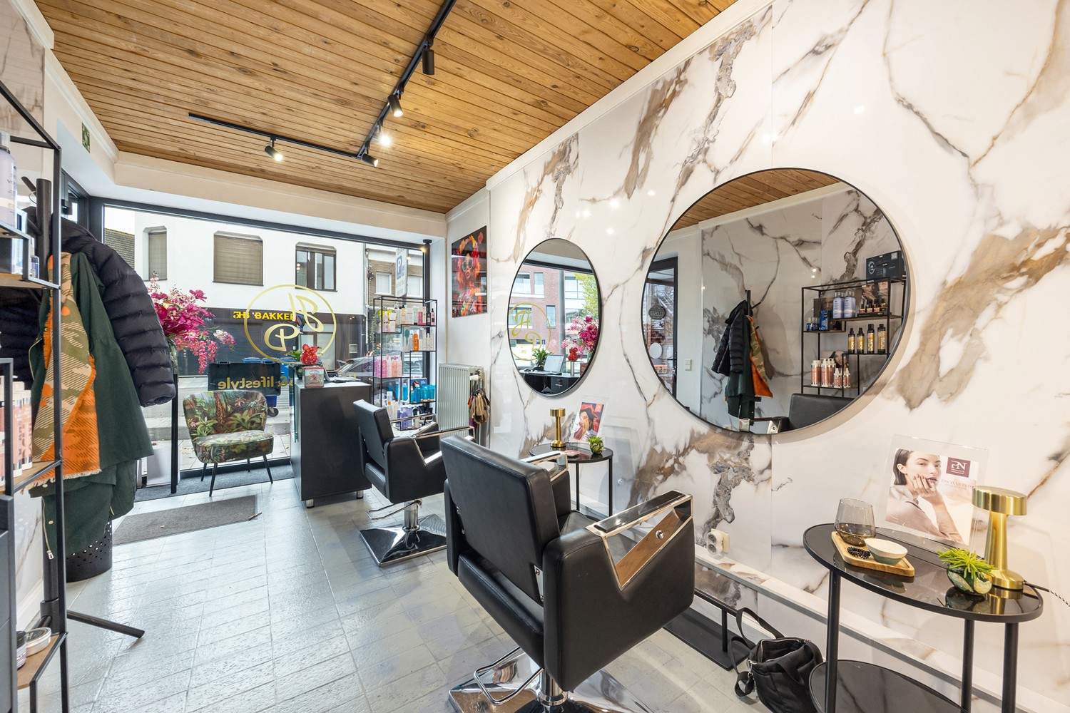 Immeuble de rapport à rafraîchir – commerce + 2 appartements - photo 2