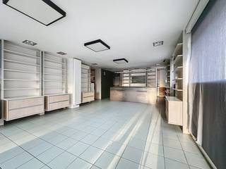 Ce bâtiment d'angle offre une excellente visibilité et a une superficie totale d'environ 169 m² et un studio supplémentaire...