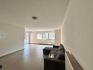 Centraal gelegen te Diksmuide, vlakbij het openbaar vervoer, restaurants en diverse kleinhandel, resideert dit appartement. Het is gelegen op de eerste verdieping en is instapklaar. <br /><br />Het pand beschikt over een lichtrijke woonkamer, een open keuken (uitgerust met koelkast met vriesvak, oven, elektrisch fornuis, dampkap en spoelbak), 2 gezellige slaapkamers, een badkamer (ingericht met ligbad, douchescherm en dubbele lavabo), apart toilet en een berging met wasplaats. Het appartement biedt ook een zonnig overdekt terrasje en een bergruimte in de kelder.<br /><br />Beschikbaar vanaf 1 juli 2026.<br /><br />Gemeenschappelijke kosten: €65,00/maand. <br /><br />Mogelijkheid tot huren garage: €85/maand.<br /><br />