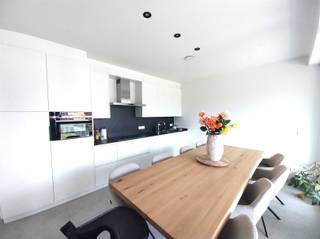 Vraag uw bezoek aan via info@optimusvastgoed.be!TE HUUR: zeer mooi appartement met  2 slaapkamers te Koersel-centrum!Dit appartement bevindt zich op...