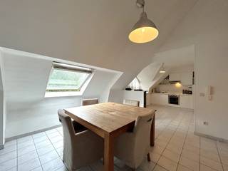 Met zowel een vlotte verbinding met de omliggende gemeenten als verschillende voorzieningen op wandelafstand beschikt dit appartement over een uiterst gunstige ligging. Daarnaast zijn er tal van gratis parkeermogelijkheden rondom de woonst.<br /><br />Beschrijving:<br />Via de inkomhal betreden we dit lichtrijke dakappartement. Deze geeft toegang tot beide volwaardige slaapkamers, de wasplaats, de badkamer en de woonkamer met keuken. De badkamer beschikt over een ligbad met douche, wastafel en toilet. De leefruimte biedt plaats voor een tv-hoek alsook voor een eetkamer. Aansluitend aan de living bevindt zich de goed uitgeruste open-keuken met praktische keukenberging. <br /><br />Verder biedt de leefruimte via een vaste trap toegang tot de zolderverdieping. Deze ruimte zorgt voor een mogelijke derde slaapkamer en/of een zolderberging. Het zeer grote terras met vrij uitzicht is de grootste troef van dit appartement en bevindt zich achter de master-bedroom.<br /><br />Naast het gebouw bevindt zich de garage. Deze dient men verplicht bij aan te kopen voor een meerprijs van €20.000.<br /><br />Extra:<br />- Gunstige EPC-score: B-label<br />- Veel gratis parkeermogelijkheden in de straat<br />- Elektriciteit conform en asbestveilig<br /><br />Voor meer info of een bezoek contacteer ons via info@vastengoed.be of via 014/72 73 74.<br /><br />Wenst u een gratis schatting van uw eigendom? Contacteer ons via 014/72 73 74.