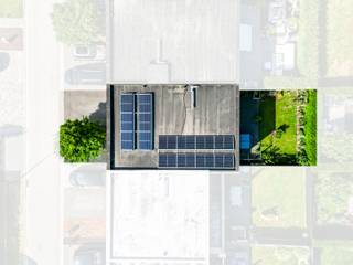 UITERST ENERGIEZUINIGE (A) HEDENDAAGSE TOPPER MET 4 SLAAPKAMERS EN TUIN. In de gekende woonwijk Steenbakkerij vind je deze aantrekkelijke ééngezinswoning van bouwjaar 2016. De wijk ligt op wandel-en fietsafstand van de stad, heeft een prima ontsluiting, rustige straten, een speelpleintje, kortom een woonzone met toekomst. De woning zelf voldoet aan ongeveer alle eisen van veiligheid en comfort : optimaal energiezuinig en laag LABEL A (15kWh/m2 jaar !) (onder meer 14 zonnepanelen, vloerverwarming en isolatie aan huidige normen), comfortabel door de enorme binnenruimte die je bij het aankijken van de voorgevel niet zou verwachten, lichtrijk door de vele ramen met uitkijk op de onderhoudsvriendelijke tuin. Het ruim gevoel heb je doorheen de hele woning en nergens ontbreekt een gevoel van rust en gemak. Ventilatiesysteem D. Indeling :  gelijkvloers met inkomhal en gastentoilet, open leefruimte met zit-en eethoek en een hypergeïnstalleerde keuken met zicht op de tuin, washok net vòòr de garage geschik voor 1 auto en nog wat berging. Eerste verdieping met 4 slaapkamers (op plan zijn er 3 en een bureel) waarvan 1 gekoppeld met een praktische dressing. Verder nog een rustgevende badkamer met bad èn douche. Zorgeloze woning met veel ruimte die een zalige toekomst biedt voor u en uw kinderen. Maak een afspraak bezoek via tel 054412500 en ontmoet vastgoedmakelaar Cedric die u rondleidt en correct informeert. 