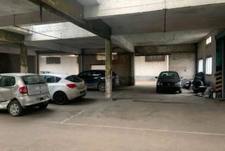 Bent u het beu om rondjes te rijden om parkeerplaats te vinden?Langs de Bisschoppenhoflaan schuilt er een verborgen schat - een dubbele staanplaats...
