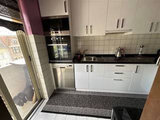<p><span>Rustig gelegen, goed onderhouden 2 slaapkamer appartement met terrasje, op wandelafstand van openbaar vervoer en centrum.</span></p><p><span> </span></p><p><span>Beschrijving:</span></p><p><span> </span></p><p><span>Het appartement is gelegen op de 2de verdieping in een klein gebouw zonder lift. Het appartement bestaat uit een leefruimte met veel lichtinval en schuifraam naar terrasje, ingerichte vernieuwde keuken, nachthal met ingemaakte kast, badkamer met ligbad, dubbele lavabo, toilet, aansluiting WM, 2 slaapkamers van 12 en 10m² en een grote berging/kamer met binnenraam. Op de kelderverdieping is er nog een private kelderberging.</span></p><p><span> </span></p><p><span>Troeven:</span></p><p><span> </span></p><p><span>+ rustige ligging</span></p><p><span>+ geïsoleerd dak</span></p><p><span>+ nieuwe keuken</span></p><p><span>+ terrasje </span></p><p><span>+ asbestveilig</span></p><p><span>+ goede mobiscore 8,6/10</span></p><p><span> </span></p><p><span> </span></p><p><span>Kom niet 'TE LAET' en maak een afspraak via <span>info@immodelaet.be</span></span><span> of 03/644.00.88</span></p><p><span> </span></p><p><span> </span></p>