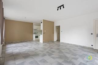 <p><span>In Koningslo, vlot bereikbaar met de wagen en het openbaar vervoer, vindt u dit gelijkvloerse appartement met privatieve tuin, gelegen in een kleinschalig gebouw zonder lift en zonder gemeenschappelijke lasten.</span></p><p><span>De lichtrijke leefruimte biedt voldoende plaats voor zowel een gezellige zithoek als een eetplaats. De open keuken is grotendeels uitgerust en sluit mooi aan op de leefruimte. Het appartement beschikt over twee slaapkamers, waarvan één toegang tot de privatieve tuin. De badkamer is uitgerust met een ligbad met douchefunctie en een dubbele wastafel en er is een apart toilet.</span></p><p><span>Bovendien beschikt het appartement ook over een kelder met aansluiting voor wasmachine en een garage. </span></p><p><span> </span></p>