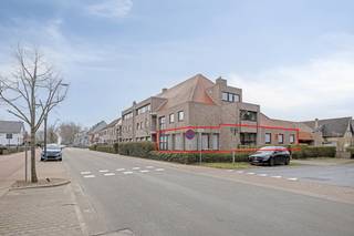 In de Zeelaan te Koksijde vinden we ruim appartement (164 m²) met zongericht terras (15 m²) en grote tuin (170 m²) te koop. Het appartement is zeer rustig gelegen doch op wandelafstand van het centrum. Het appartement bevat maar liefst 5 slaapkamers en een inbegrepen kelder van 23 m². Mogelijkheid tot het aankopen van een garagebox in hetzelfde gebouw. Het appartement is mits bestemmingswijziging ook ideaal om een kantoor of praktijk in op te richten. Zoek je immo in Koksijde? Lees dan zeker verder.INDELING:> Gelijkvloerse verdieping:- inkomhal met vestiaireruimte;- ruime living (45 m²) met aanpalend zuid-west gerichte terras van 15 m²; - keuken voorzien van dubbele spoelbak, keramische kookplaat, dampkap, oven, koelkast en vaatwasmachine;- berging met aansluiting voor wasmachine;- 5 slaapkamers met diverse groottes;- badkamer met douche-bad en dubbele lavabo met wasmeubel;- apart toilet.Bij het appartement is tevens een ruime tuin van 170 m² aanwezig.Langs de Middenlaan heeft het appartement een praktische privé-ingang.Het appartement is mits bestemmingswijziging ook ideaal om een kantoor of praktijk in op te richten.> Kelderverdieping:- kelder van 23 m² inbegrepen;- mogelijkheid tot het aankopen van een garagebox;- gemeenschappelijke fietsenberging.ALGEMEEN:- gunstig EPC C (292 kWh/(m² jaar))- conforme elektrische keuring- centrale verwarming op gas, condenserende ketelAarzel zeker niet contact op te nemen met ons kantoor Dewaele Koksijde: 058 330 600.