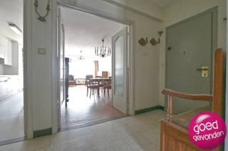 RUIM APPARTEMENT met 2 grote slaapkamers en 2 terras-balkons, voorzien van een ondergrondse parkeerplaats en kelderberging, gelegen in centrum...