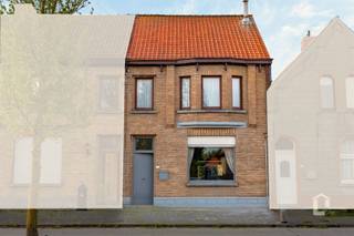 <p><span>Degelijke rijwoning met veel potentieel</span></p><p><span> </span></p><p><span>In het rustige Huise, deelgemeente van Kruisem vindt u deze rijwoning waar u volledig uw eigen ding mee kan doen. De woning is gelegen vlakbij het centrum en op enkele minuten van het centrum van Asper (Gavere). In de directe omgeving vindt u scholen, kinderopvang, bakkers, slagers, winkels, restaurants, jeugdactiviteiten, hondenweides en zo veel meer. Vlakbij bevinden zich eveneens prachtige wandelroutes, onder meer langs de Schelde.</span></p><p><span>Kruisem heeft een ideale ligging voor een vlotte verbinding met Gent, Deinze, Oudenaarde, en heeft verschillende grote invalswegen op enkele minuten rijden.</span></p><p><span> </span></p><p><span>Deze woning biedt een stevige basis voor te renoveren. Zo zijn er authentieke, vaste trappen tot aan de zolder.</span></p><p><span>De woning heeft een aparte inkomhal met de trap naar de eerste verdieping, de trap naar de kelder, en toegang tot de leefruimte en keuken. De leefruimte heeft nog een unieke, authentieke vloer, welke nog in goede staat is. De keuken is bruikbaar, maar aan vernieuwing toe. Via de keuken heeft u toegang tot de badkamer enerzijds en een veranda/tussenruimte. Op de eerste verdieping zijn er 3 slaapkamers. De zolderruimte kan nog afgewerkt worden tot een bijkomende slaapkamer.</span></p><p><span>De zuid-gerichte tuin is een grote troef van deze woning. De tuin is deels aangelegd met een terras, een vijver en beplanting. Verder is er gras en een pad naar de garage vanachter. De garage heeft een uitweg achteraan.</span></p><p><span> </span></p><p><span>Het dak bevat geen asbest en is in goede staat. Het kan onmiddellijk geïsoleerd worden langs binnenuit.</span></p><p><span>Verschillende ramen zijn al vervangen naar dubbel glas. Er is ook nog enkel glas.</span></p><p><span> </span></p><p><span>EPC: 568 kWh/m²jaar - F-label</span></p><p><span>Renovatieverplichting: Ja, termijn start bij akte</span></p><p><span>Elektriciteit: Niet-conform</span></p><p><span>Asbest: Niet-asbestveilig (4 asbestmaterialen te verwijderen 2034 &amp; 2040; 1 asbestmateriaal zorgvuldig beheren tot 2040)</span></p><p><span>Bouwjaar: 1936 (vergund geachte woning)</span></p><p><span> </span></p><p><span>Pluspunten:</span></p><p><span>+     Ideale verbinding naar Gent, Deinze &amp; Oudenaarde</span></p><p><span>+     Karaktervolle woonst</span></p><p><span>+     Droge kelder</span></p><p><span>+     Vaste trappen tot zolder</span></p><p><span>+     Zuid-gerichte tuin</span></p><p><span>+     Uitweg garage achteraan terrein</span></p>