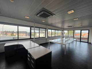 Des bureaux lumineux d'une superficie généreuse de 322 m², combinés à un espace de stockage pratique de 18 m², sont désormais disponibles à...