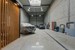 Interesse? Meer informatie op www.SWEVERS.be. - Instapklare KMO-unit van 198 m² op een verzorgd bedrijvenpark in Diepenbeek, geschikt als opbrengsteigendom of voor eigen bedrijfsactiviteiten. De unit dateert van 2008, is goed onderhouden en beschikt over een open indeling met een vrije hoogte van ongeveer 6 meter, ideaal voor opslag en logistiek. De bedrijfsruimte is uitgerust met een polybetonvloer, een elektrische sectionale poort, een aparte loopdeur en twee privatieve parkeerplaatsen. Dankzij de centrale ligging op het industrieterrein is de unit vlot bereikbaar. Voor investeerders is de unit extra interessant omdat ze momenteel verhuurd is, met een maandelijkse huuropbrengst van € 1.013 (+ € 60 maandelijkse kosten), waardoor er onmiddellijk een stabiele opbrengst is. Een interessante opportuniteit voor zowel beleggers als ondernemers. Neem gerust contact op met Swevers Real Estate via 011 255 155 voor meer informatie of een persoonlijke rondleiding.