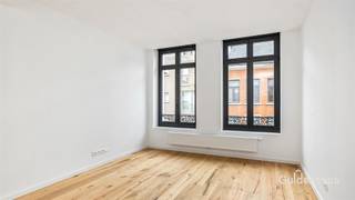<p>Langs een aparte zij-ingang, betreden we via een authentieke trap het appartement op de 1ste verdieping. De zorgvuldige renovatie omvat een prachtige parketvloer die het appartement een elegante en warme uitstraling geeft. De ruime leefruimte, die naadloos overgaat in de open keuken, biedt een weids uitzicht met op de achtergrond de Sint-Gummaruskerk. Een grote glazen deur, geeft ons toegang naar het ruime dakterras, waardoor je kunt genieten van een unieke buitenervaring.</p><p>Het appartement beschikt voorts over twee ruime slaapkamers, een luxe badkamer met een moderne inloopdouche en dubbele wasbak. De aparte toilet en berging zorgen voor extra gemak. Kortom, dit appartement biedt niet alleen karakter en charme, maar ook het comfort van modern wonen.</p><p>Troeven:</p><p>Prachtig gerenoveerd,</p><p>top energetische score (A-label!),</p><p>Lichte en ruime leefruimte,</p><p>Twee ruime slaapkamers,</p><p>Gelegen in het hart van Lier, vlakbij de Grote Markt, de winkelstraat en het Zimmerplein.</p>