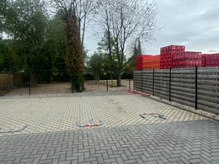 2 parkeerplaatsen achteraan appartementsgebouw.Samen of apart te huren op jaarbasis.Beschikbaar vanaf 1/10/2025 ...