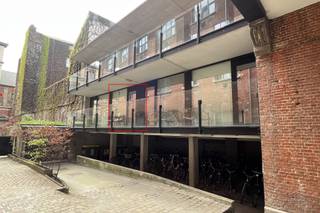 <p><span>Charmante studentenkamer met privé sanitair in hartje Antwerpen</span></p><p><span>In de unieke residentie </span><span>Huys van Portugael</span><span>, een voormalige karaktervolle brandweerkazerne, bevindt zich deze instapklare studentenkamer met eigen badkamer, toilet, </span><span>privé koelkast op de kamer</span><span> én een gezellig terrasje.</span></p><p><span>Het project, gerealiseerd in 2014, werd ontworpen met oog voor het hedendaagse studentenleven: privacy en comfort gaan hand in hand met een sterk sociaal karakter. Zo beschikt de residentie over meer dan 80 m² aan gemeenschappelijke leefruimte, waaronder een ruime en volledig uitgeruste keuken met kookeiland en meerdere koelkasten, stijlvol en gezellig ingericht.</span></p><p><span>Daarnaast kunnen bewoners genieten van een rustige, afgesloten binnenplaats en een ruime fietsenstalling.</span></p><p><span>Gelegen in een </span><span>veilige studentenbuurt in het historisch centrum van Antwerpen</span><span>, in een </span><span>rustige straat zonder horeca</span><span>, en toch op </span><span>wandelafstand van universiteiten, hogescholen, winkels en het bruisende stadsleven</span><span>.</span></p><p><span>Interessant als investering:</span><span> de kamer is momenteel verhuurd aan 490/maand, exclusief 85 kosten.</span></p>