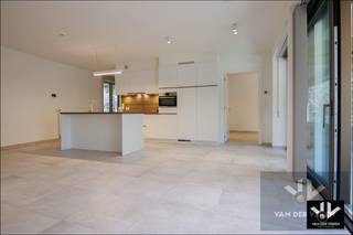 <u><strong>Moderne serviceflat met 2 slaapkamers, 2 badkamers en een ruim terras pal in het centrum van Hasselt </strong></u><br /><br /><strong><u>TROEVEN:</u></strong><br />- 2 slaapkamers <br />- 2 badkamers <br />- Toplocatie in het bruisende stadscentrum van Hasselt<br />- Riant terras <br />- Voorzien van alle modern comfort<br />- Ruime woonkamer met open keuken en veel lichtinval <br />- Kelderberging inbegrepen in de vraagprijs <br />- Prachtig aangelegde binnentuin <br />- Kinesist, schoonheidsspecialist, horeca, ... in de eigen residentie <br />- Mogelijke maandelijkse huurinkomsten +/- € 1.346,00 per maand<br /><br /><strong><span>Locatie</span></strong><span> - Uniek woonzorgcentrum met assistentiewoningen in het hart van de stad. Mede door zijn unieke locatie en moderne architectuur onderscheidt dit project zich van zovele anderen. Onder het goedkeurend oog van de zusters Ursulinen werd het voormalig Vrij Technisch Instituut verhuisd naar een meer toegankelijke locatie en werd de site aan het Groenplein omgevormd tot ruim 100 serviceflats, een ondergrondse parking, een binnentuin en een gezellig plein in de schaduw van het oude stadhuis van de hoofdstad van de smaak.</span><br /><br /><strong><span>Assistentiewoning</span></strong><span> - Deze assistentiewoning is gelegen op de gelijkvloerse verdieping en is bereikbaar via de riante en rustgevende binnentuin van het complex.</span><br /><span>Het appartement omvat een inkomhal, een zeer ruime woonkamer met open keuken, een mooi terras, twee slaapkamers met elk een eigen badkamer, het gastentoilet en een berging met voorzieningen voor wasmachine en droogkast. Handige inbouwkasten werden voorzien in de slaapkamers en de praktische berging. </span><span>Vanuit beide slaapkamers en de leefruimte kom je op het ruim en volledig overdekt terras, dat zich bevindt langs de Schrijnwerkersstraat.<br />Tenslotte is er nog een extra kelderberging in de ondergrondse verdieping, zodat je zeker over voldoende opbergruimte beschikt.</span><br /><br /><strong><span>Voordelen - </span></strong><span>Extra voordelen van wonen in deze beschermde omgeving is uiteraard de mogelijkheid om een beroep te doen op diverse diensten op maat van elk individu. Thuishulp, verpleging, een kapper, pedicure en kinesist staan te uwer beschikking. In geval van nood staat er 24/7 iemand paraat voor snelle interventies.</span><br /><br /><span>Kortom, een zeer ruim assistentie-appartement met een hoogwaardige afwerking en een toffe interactie tussen het binnen- en buitenleven. Een mooie opportuniteit op een toffe eigendom met uitstraling en klasse om optimaal te kunnen genieten van alles wat deze mooie stad te bieden heeft.</span><br />