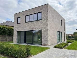 <p><span>Maison individuelle neuve située dans un cadre rural à Rillaar. Située dans une petite rue très calme avec très peu de circulation de transit, à deux pas d'Aarschot et bien desservie vers Louvain. LOT 5A indiqué sur le plan cadastral.<br /><br />Maison contemporaine aux lignes épurées, située sur un terrain de 540 m² orienté nord-ouest, avec une surface habitable de 209 m², ce qui vous offre largement assez d'espace pour une maison familiale à part entière.</span></p><p><span>Agencement :</span><span><br />- rez-de-chaussée : hall d'entrée avec toilettes invités, salon spacieux et lumineux avec îlot de cuisine ouvert et une vue magnifique sur le jardin. Grand débarras pratique. Chambre ou bureau au rez-de-chaussée.<br />- 1er étage : 3 chambres spacieuses dont une avec dressing. Salle de bains et toilettes séparées. Local technique ou débarras.</span></p><p><span>Le jardin offre beaucoup de calme et d'espace pour profiter de délicieuses soirées d'été.<br /><br />Le prix de vente de 390 000 euros, hors TVA de 21 % et frais de notaire, correspond à une finition CASCO pour laquelle les coûts suivants sont</span><span>inclus</span><span> </span><span></span><span>:<br />- travaux de gros œuvre <br />- travaux de toiture<br />- menuiserie extérieure, y compris les fenêtres en PVC à double vitrage à haut rendement<br />- achat du terrain<br />- frais d'architecte et de bureau d'études<br />- assurance<br /><br />Livraison en état brut possible dans un délai de 4 mois.</span></p><p><span><br />La maison peut également être livrée entièrement finie, vous permettant ainsi de choisir vous-même le revêtement de sol, la cuisine et la salle de bains. Des informations détaillées sur une maison entièrement finie sont disponibles sur demande. </span></p><p><span>Contactez Dupont Vastgoed au 015 15 15 15.</span><span><br /><br />Les photos sont purement illustratives et diffèrent de la construction actuelle.</span><span><br /><br /></span></p>