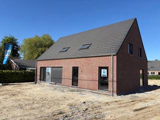 <strong>Découvrez ces deux magnifiques maisons neuves situées à Dottignies, dans un quartier central, proche du centre-ville, des écoles, des commerces et des grands axes routiers. Ces habitations font partie d’un petit projet résidentiel de quatre maisons, niché dans un environnement paisible.<br />Offre temporaire : économisez 10 000 € en tant que premier acheteur d’une maison à Dottenijs !</strong><br /><br />Chaque maison comprend :
<ul>
	<li>Un séjour lumineux avec de grandes baies vitrées</li>
	<li>Trois chambres spacieuses</li>
	<li>Un grand jardin ensoleillé</li>
	<li>Un garage intégré ou un carport</li>
	<li>Une construction économe en énergie (PEB E45)</li>
</ul>
Atouts :

<ul>
	<li>Environnement calme et verdoyant</li>
	<li>Excellente accessibilité</li>
	<li>Idéal pour les familles à la recherche d’espace et de confort</li>
</ul>
(Les photos sont issues d’un projet précédent à titre d’illustration.)<br /><br />Intéressé(e) ou des questions ? N’hésitez pas à nous contacter pour plus d’informations ou une visite sans engagement.