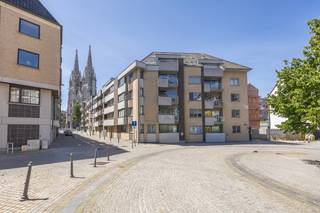 <ul>
<li>Dit drie slaapkamer appartement is gelegen op het Paulusplein, een zeer <strong>centrale</strong> en toch rustige <strong>ligging</strong>.</li>
<li>Het appartement is gelegen vlakbij het <strong>station</strong> en de <strong>Visserskaai</strong>.</li>
<li>De indeling is als volgt: inkom, leefruimte met open keuken, ruime berging, <strong>3 ruime slaapkamers</strong>, badkamer, toilet, terras en kelder.</li>
<li>Het betreft een zeer <strong>recente en kleinschalige residentie</strong> (2011).</li>
<li>Gezien de mooie oppervlakte (<strong>106m<sup>2</sup></strong>) kan dit appartement perfect dienen als woonappartement of 2e verblijf.</li>
<li>Bijkomende kenmerken: <strong>Gunstige EPC score</strong>, conforme elektrische keuring en asbestvrij.</li>
</ul>