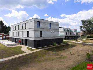 <span>LAATSTE APPARTEMENTEN. <br /><br />Nieuwbouwproject 'T Zand, gelegen in het centrum van Zandhoven, biedt ruime en stijlvol afgewerkte appartementen met zuid georiënteerde terrassen en parkeergelegenheid. De energiezuinige en duurzame appartementen laten veel natuurlijk daglicht binnen en zijn uitgerust met duurzame technieken (warmtepomp, vloerverwarming- en koeling, ventilatiesysteem D, ...). <br />Bovendien kunnen de bewoners vanuit Zandhoven zich gemakke</span>lijk verplaatsen naar de stadscentra van Antwerpen en Lier en is de dorpskern van Zandhoven vlakbij. <br /><br />Residentie 't Zand zal bestaan uit 22 appartementen, allen met terras, met een oppervlakte variërend tussen 79 en 169 m². Alle appartementen zullen gekenmerkt worden door vooruitstrevendheid en kwaliteit. <br />Ons cliënteel heeft bij de inrichting van de app bovendien nog veel keuzevrijheid waardoor elk app uniek wordt. Bovendien zal het E-peil van deze appartementen maximum 20 bedragen waar<span>door U kan genieten van een korting op de onroerende voorheffing</span><span>! </span>Een staanplaats en berging in de ondergrond dient mee aangekocht te worden.<br /><br />Info en verkoop:<br />De verkoop geschiedt onder BTW op het constructieaandeel en registratierechten op grondaandeel, onder de voorwaarden van de wet Breyne. Voor meer info of een verkennend gesprek, contacteer Karin 0486/97 84 27 of karin@reds.be