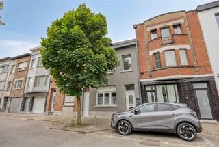 <p><span>Deze woning is gunstig gelegen nabij scholen, winkels en andere dagelijkse voorzieningen. Op het gelijkvloers  is er een inkomhal, een ruime woonkamer met aansluitende keuken en een recent vernieuwde badkamer. Op de eerste verdieping bevinden zich 3 slaapkamers. De zolderverdieping is bereikbaar via een vaste trap en is momenteel ingericht als 4de slaapkamer.</span></p><p><span>Een absolute troef is de zuidgerichte tuin, die bereikbaar is via een aparte zij-ingang. Daarnaast beschikt de woning over een ruime tuinberging, ideaal voor fietsen, tuinmateriaal en tuinmeubelen.</span></p><p><span>Een ideale gezinswoning voor wie op zoek is naar ruimte, comfort en een aangename buitenomgeving.</span></p>