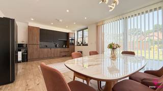 Bij ImmoFusion 7/7 “open huis” : klik op onze 3D-TOUR.Ervaar vastgoed alsof je er zelf doorloopt!Stap binnen in deze prachtige halfopen bebouwing die...
