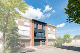 <p><span>Energiezuinige bel etage woning met 3 slaapkamers gelegen in een groene omgeving</span></p><p><span> </span></p><p><span>Ontdek deze recent gerenoveerde en energiezuinige woning (EPC A) met 3 slaapkamers, ideaal gelegen in een rustige woonstraat in Burcht. De woning bevindt zich in een groene en gezinsvriendelijke omgeving, vlak bij de Scheldedijk, het Burchtse Weel en diverse wandel- en fietsroutes. Dankzij de vlotte verbinding met de E17, de N70 en Antwerpen geniet u hier van een perfecte combinatie van rust, natuur en bereikbaarheid. Een instapklare woning waar comfort, duurzaamheid en woonkwaliteit centraal staan.</span></p><p><span> </span></p><p><span>Indeling </span></p><p><span> </span></p><p><span>Gelijkvloers</span></p><p><span> </span></p><p><span>- Een ruime inkomhal op een tegelvloer die toegang verleent tot de garage en het gastentoilet. </span></p><p><span>- Een ruime garage van 21m² met een automatische poort, eveneens is de garage voorzien van ingemaakte kasten.</span></p><p><span>- Achterliggend bevinden zich 2 ruime bergingen met aansluiting was machine/droogkast en geeft deze ruimte toegang tot de tuin.</span></p><p><span>- Een zonnige Oost gelegen tuin met tuinhuis en overkapping, met weinig inkijk en achterliggend een rustige groenzone. </span></p><p><span> </span></p><p><span>1ste verdieping</span></p><p><span> </span></p><p><span>- Op de eerste verdieping bevind zich een ruime lichtrijke leefruimte met open keuken (43m²)</span></p><p><span>- De keuken is voorzien van een vatwasser en inductie kookplaat. </span></p><p><span>- Aansluitend op de leefruimte en keuken vinden we een gezellig terras met prachtig uitzicht van 9m²</span></p><p><span> </span></p><p><span>2e Verdieping</span></p><p><span> </span></p><p><span>- Hier bevinden zich 3 slaapkamers van 7, 14,5 en 14m² </span></p><p><span>- Ook bevind zich hier de badkamer die is voorzien van handoekdroger, lavabo, toilet en een inloopdouche. </span></p><p><span> </span></p><p><span>Extra </span></p><p><span> </span></p><p><span>20 zonnepanelen en een thuis batterij van 10KW</span></p><p><span>Asbestveilig</span></p>