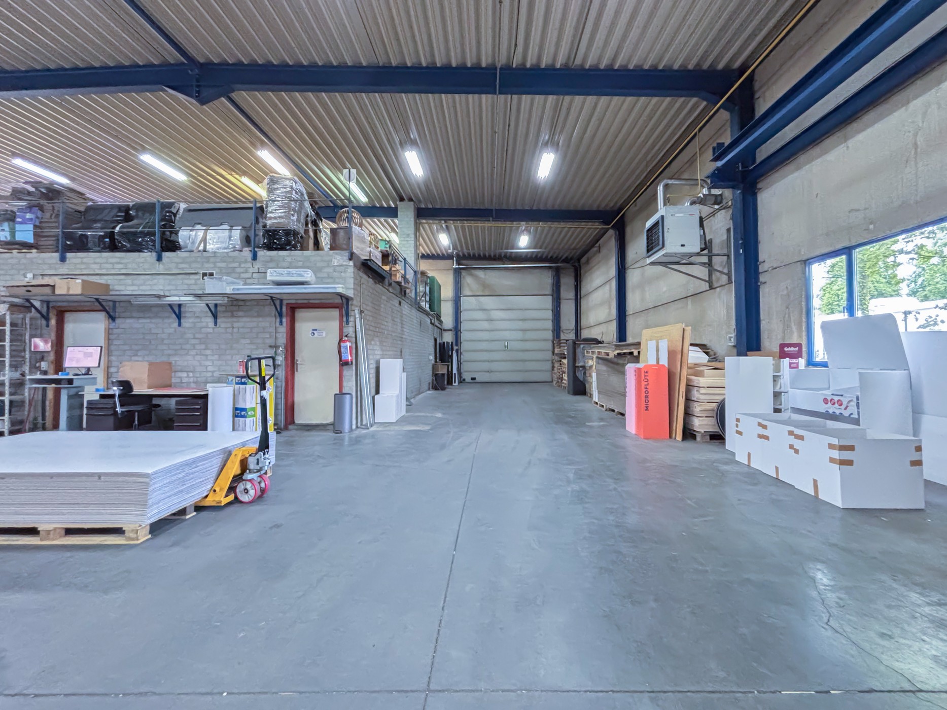 Bedrijfsgebouw met kantoor (244 m²), magazijn (580m²) en mezzanine (244m²) te Geraardsbergen. - foto 4