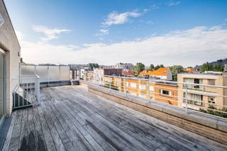 Penthouse en duplex unique situé dans la petite résidence Carrera, dans la Hertstraat à Koksijde-Bad. Son emplacement calme, parallèle à la rue commerçante, permet d'accéder à pied aux restaurants, aux magasins et à la mer. Grâce à ses deux terrasses spacieuses, vous pourrez profiter du soleil toute la journée.<br /><br />Agencement :<br />Rez-de-chaussée :<br />Hall d'entrée | première chambre avec salle de bains attenante équipée d'une baignoire, d'un lavabo sur meuble et d'un accès au balcon | deuxième chambre avec salle de bains privative (douche et lavabo sur meuble) | débarras séparé | toilette séparée avec lavabo.<br />Étage :<br />Pièce à vivre lumineuse avec cuisine entièrement équipée | débarras | toilettes séparées | deux grandes terrasses, chacune avec un abri de terrasse fermé.<br /><br />L'installation électrique est conforme aux normes en vigueur jusqu'en 2031. Il est possible d'acheter un garage fermé avec une place de stationnement attenante.<br /><br />Entre les photos, vous trouverez quelques images en 3D montrant comment vous pourriez rafraîchir et aménager l'appartement. Elles sont purement illustratives.<br /><br />Vous recherchez un appartement avec de grandes terrasses dans le centre de Koksijde-Bad ? N'hésitez pas à nous contacter.