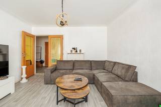 <p>centraal gelegen vlakbij Ter Heydelaan en Ruggeveldlaan met vlotte verbindingen naar Antwerpen, op wandelafstand van Delhaize.</p><p>Indeling: inkomhal, vestiairekast, leefruimte vooraan op vinyl met sierschouw, deels ingerichte keuken vooraan, twee slaapkamers op vinylvloer (11,5/9m2), oudere badkamer met ligbad, toilet en lavabo.<br />Terras achteraan met avondzon, toegankelijk via kleine slaapkamer.</p><p>Extra'q:<br />- gunstig EPC 176kWh/m2 - label B (geen renovatieverplichting)<br />- vernieuwd en geïsoleerd hoofddak<br />- elektrische installatie CONFORM<br />- CV installatie op gas (collectief - 2012)<br />- kleinschalig gebouw<br />- momenteel verhuurd</p><p>Info/bezoek: 03/283 83 00 - noord@sinjoor.be</p>