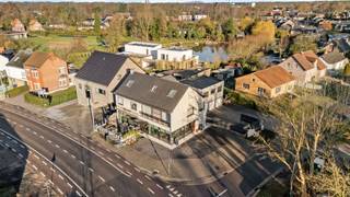 Investeringspand met aantrekkelijk rendement op toplocatie in Zonhoven<br /><br />Bent u op zoek naar een rendabele vastgoedinvestering met onmiddellijke huuropbrengst én toekomstig groeipotentieel? Dit veelzijdige opbrengsteigendom, gelegen in het hart van Zonhoven, combineert een sterke commerciële ligging met een aantrekkelijke huuropbrengst en tal van mogelijkheden.<br /><br />Het handelsgelijkvloers van ca. 205 m² (bron: EPC) is momenteel ingericht als horecazaak. Dankzij de ruime oppervlakte leent het pand zich echter ook uitstekend voor diverse andere commerciële activiteiten.<br /><br />De uitstekende zichtbaarheid, sterke passage en het ruime terras zorgen voor een aantrekkelijke commerciële uitstraling. Daarnaast vormen de ruime parkeermogelijkheden een belangrijke meerwaarde voor zowel klanten als bezoekers.<br /><br />Voor investeerders biedt dit eigendom een bijzonder interessante combinatie van direct rendement en potentieel op langere termijn.<br /><br />Extra troeven<br />Hoge huuropbrengst en aantrekkelijk rendement<br />Strategische ligging in het centrum van Zonhoven<br />Goede zichtbaarheid en sterke commerciële passage<br />Ruim terras<br />Voldoende parkeermogelijkheden<br />Multifunctioneel handelspand met diverse invullingsmogelijkheden<br />Mogelijkheid tot aandelenoverdracht, wat afhankelijk van de concrete situatie fiscaal interessant kan zijn<br />EPC C<br /><br />Een interessante opportuniteit voor investeerders die op zoek zijn naar vastgoed met onmiddellijke inkomsten, een sterke commerciële basis en toekomstpotentieel.
