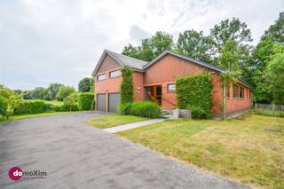 <p><span>Instapklare bungalow met prachtig uitzicht in de Lievekensbossen van Schiplaken</span></p><p><span> </span></p><p><span>In het hart van de Lievekensbossen vind je deze ruime en instapklare bungalow. Deze woning biedt niet alleen een prachtig uitzicht op omliggende velden en tuin, maar ook een uitstekende bereikbaarheid richting Mechelen, Leuven, Antwerpen en Brussel. </span></p><p><span> </span></p><p><span>Binnenin word je via de inkomhal met apart toilet en vestiaire verwelkomd in een gezellige leefruimte met open haard. De grote ramen zorgen voor een overvloed aan natuurlijk licht en een prachtig zicht op het terras, de tuin en de weilanden. De vernieuwde keuken is functioneel ingericht en sluit aan op een aparte berging met wasruimte. Verder heb je op het gelijkvloers 3 mooie kamers, de vernieuwde badkamer met dubbele wastafel, bad & douche en een tweede apart toilet. </span></p><p><span> </span></p><p><span>Er werden 2 extra volwaardige slaapkamers bijgemaakt op de bovenverdieping. Met zijn 5 slaapkamers is deze woning dan ook ideaal voor gezinnen die ruimte wensen of voor wie thuiswerk wil combineren met comfortabel wonen. De unieke indeling van het huis zorgt voor een aangenaam woongevoel waarbij elke ruimte optimaal benut wordt.</span></p><p><span> </span></p><p><span>De ruime garage met plaats voor twee wagens is ideaal. Verder biedt de ruime oprit plaats voor heel wat extra wagens.</span></p><p><span> </span></p><p><span>Het huis heeft verder nog andere troeven: het dak, de ramen en de elektriciteit werden vernieuwd en de kruipkelder werd volledig geïsoleerd.</span></p><p><span> </span></p><p><span>Kortom, wie op zoek is naar een comfortabele, instapklare woning op een unieke locatie in het groen, met alle voorzieningen en verbindingen binnen handbereik, zal hier ongetwijfeld zijn thuis vinden!</span></p><p><span> </span></p><p><span>Aarzel niet om een bezoek in te plannen en laat je verrassen door de charme, ruimte en ligging van deze bijzondere woning.</span></p><p><span> </span></p><p><span>015 20 36 00 - <span>info@domoxim.be</span></span></p>