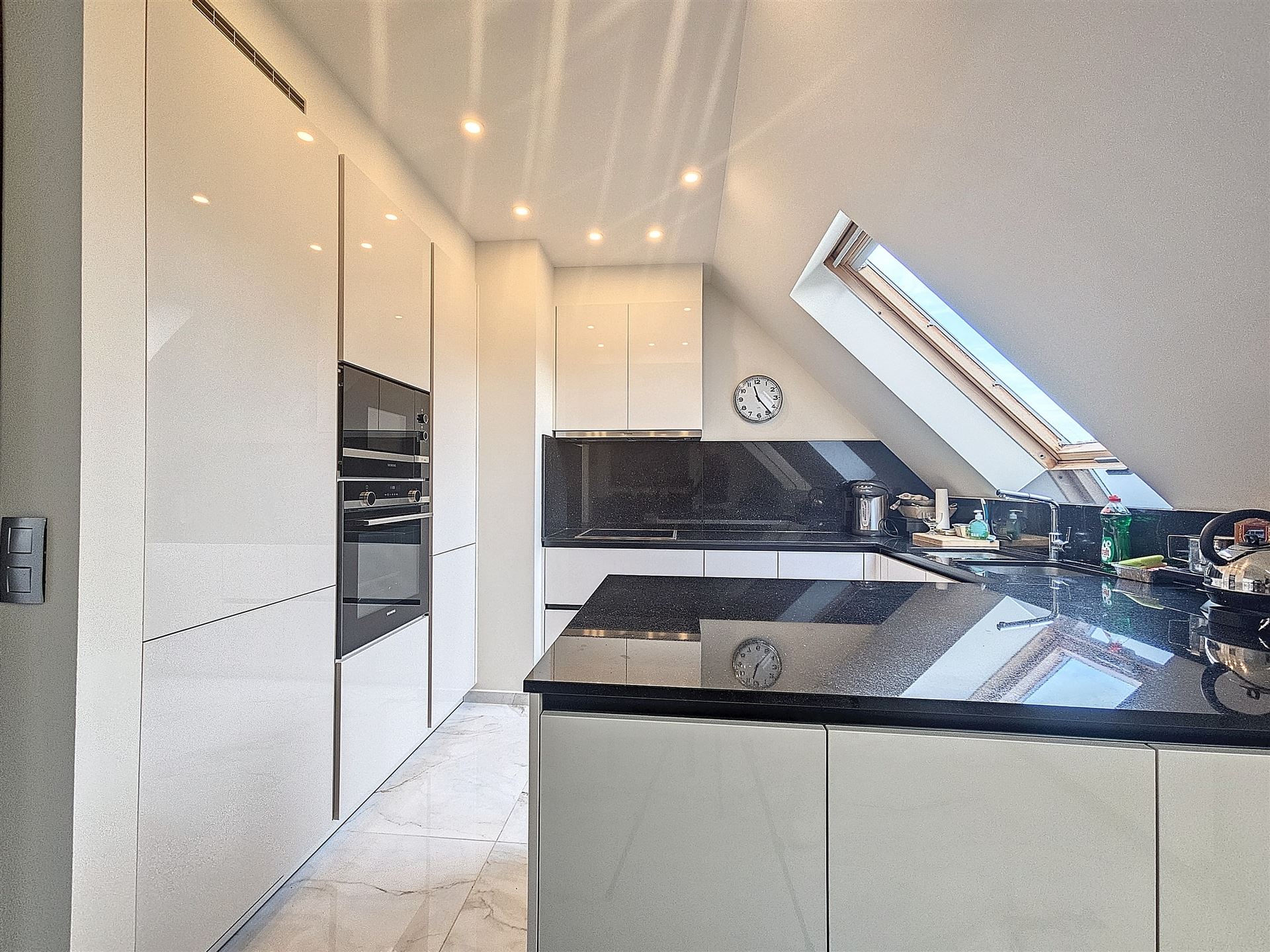 Ruime penthouse met 3 slpks, 2 badkamers en staanplaats - foto 3