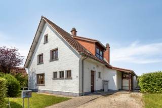 <p>In de gegeerde wijk Nieuwenbos in Groot-Bijgaarden bevindt zich deze charmante open bebouwing op een perceel van 8are. De woning combineert ruimte, licht en comfort en vormt de ideale thuis voor gezinnen die op zoek zijn naar een rustige woonomgeving met een uitstekende bereikbaarheid.</p><p></p><p>Via de inkomhal met vestiaire en gastentoilet betreedt u de lichtrijke leefruimte met open haard en volledig geïnstalleerde open keuken. Op het gelijkvloers bevindt zich daarnaast een extra kamer die perfect kan dienen als bureau of slaapkamer, evenals een praktische wasberging. Vanuit de woonkamer en keuken heeft u rechtstreeks toegang tot de zonnige tuin, waar een ruim terras uitnodigt om volop van het buitenleven te genieten. Achteraan het perceel bevindt zich bovendien een grote garage die tal van mogelijkheden biedt als parkeerplaats, opslagruimte of hobbyruimte.</p><p></p><p>Op de eerste verdieping bevinden zich twee ruime slaapkamers, een badkamer met ligbad, een aparte douchekamer en een afzonderlijk toilet. De tweede verdieping telt nog twee bijkomende slaapkamers, waardoor deze woning over voldoende ruimte beschikt voor een groot gezin of voor wie extra kamers wenst in te richten als bureau, hobbyruimte of logeerkamer.</p><p>Tot slot beschikt de woning over een kelder, verdeeld in twee compartimenten, ideaal als extra bergruimte.</p><p></p><p>Dankzij haar ruime indeling, aangename tuin en gunstige ligging nabij scholen, winkels, openbaar vervoer en belangrijke invalswegen, biedt deze woning een unieke opportuniteit in één van de meest gegeerde woonwijken van Groot-Bijgaarden.</p>