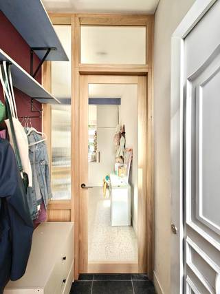 <p>€ 370.000 | 125 m² bewoonbare oppervlakte<br />3 slaapkamers | stadstuintje | EPC B</p><p>Alle info via: https://anneliesbelemans.wixsite.com/aambeeldstraat2</p><p>Op zoek naar een karaktervolle woning waar je meteen thuis bent, met de stad én de natuur om de hoek? Deze charmante stadswoning in de aangename wijk Arsenaal werd tussen 2022 en 2025 met veel zorg en aandacht voor efficiëntie gerenoveerd. Daarbij werd het karakter van de oorspronkelijke woning behouden en gecombineerd met hedendaags wooncomfort, een slimme indeling en verrassend veel ruimtelijkheid.<br />De woning ligt op een bijzonder gunstige locatie: op ongeveer 10 minuten wandelen van het station van Mechelen en het stadscentrum, vlak bij de Dijle en het Mechels Broek en op een steenworp van de Leuvensesteenweg. De woning behaalt bovendien een uitstekende Mobiscore van 9,6/10.<br />___</p><p>De woning telt ongeveer 125 m² bewoonbare oppervlakte op een perceel van 48 m² en is bijzonder efficiënt ingericht. Elke ruimte werd bewust ontworpen en benut, met creatieve interieuroplossingen die de woning praktisch én ruimtelijk maken.<br />Op het gelijkvloers bevinden zich de inkomhal, een moderne en volledig uitgeruste keuken, een gezellige eetruimte en een kleine zithoek. Vanuit de keuken heb je toegang tot het aangename, groene stadskoertje van ongeveer 14 m² — een klein maar rustig én groen plekje midden in de stad.<br />Op de eerste verdieping bevindt zich de gezellige leefruimte, samen met een apart toilet en de badkamer. De badkamer beschikt over een bad met douchekraan en een lavabo.<br />De tweede verdieping omvat twee slaapkamers.<br />De zolderverdieping is een grote, veelzijdige ruimte die momenteel dienstdoet als hobbyruimte/extra slaapkamer. Dankzij de omvang en indeling kan deze ruimte ook eenvoudig worden opgesplitst in twee afzonderlijke kamers, waardoor de woning potentieel vier slaapkamers kan bieden.<br />De woning is bovendien volledig onderkelderd. In de kelder zijn aansluitingen voorzien voor wasmachine en droogkast.</p>