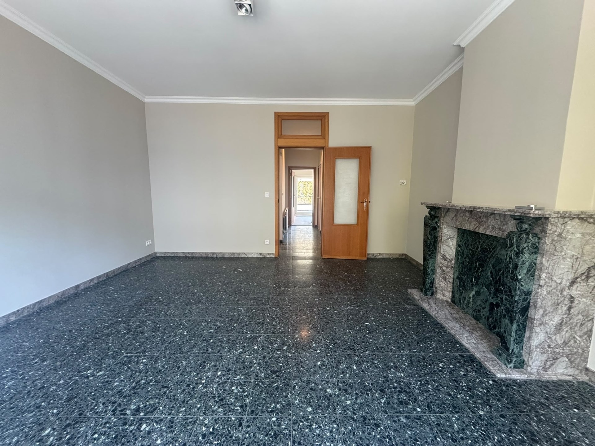 Prachtig gerenoveerde woning op toplocatie aan het Keizersplein in Aalst - foto 4
