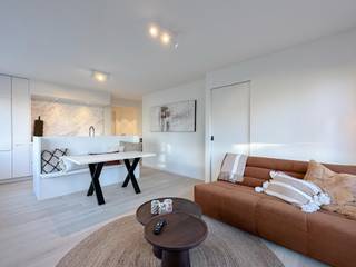 <p><strong>Lichtrijk en centraal gelegen hoekappartement met 2 slaapkamers nabij de Lippenslaan</strong></p>
<p>In een rustige zijstraat nabij de Lippenslaan bevindt zich dit recent gerenoveerde hoekappartement, gekenmerkt door zijn strakke afwerking en overvloedig lichtinval. Het meubilair is inbegrepen in de vraagprijs, wat het volledig instapklaar maakt!</p>
<p><strong>Indeling:</strong> Ruime inkomhal met vestiaire, gastentoilet en praktische berging met aansluiting voor wasmachine en droogkast. De open keuken met kookeiland is voorzien van alle moderne comfort en sluit aan op een gezellige eetkamer en een lichtrijke woonkamer. De master bedroom beschikt over een aansluitende douchekamer met dubbele lavabo, die tevens toegankelijk is via de gang. De tweede, compacte slaapkamer met stapelbed is ideaal voor kinderen of gasten.</p>
<p>Inclusief privatieve kelder.<br />Een instapklaar appartement op een toplocatie, ideaal als tweede verblijf, investering of vaste woonst. Plan snel uw bezoek!</p>