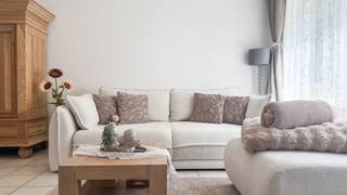 <p>Bij ImmoFusion 7/7 “open huis” dankzij onze unieke 3D-TOUR.<br />Ervaar vastgoed alsof je er zelf doorloopt ; bekijk de virtuele tour!<br /><br />De gesloten bebouwing werd begin jaren 2000 volledig vernieuwd : een nieuw (geïsoleerd) dak, nieuwe (profiel) ramen, nieuwe leidingen, pleisterwerk, sanitair…enz; de elektrische installatie is conform!<br />De woning is gezellig en heeft vanuit de living een directe inkijk naar de mooie en prachtig onderhouden tuin! Ook aan de voor-en achterzijde van het perceel kijkt men uit op het groen.<br /><br />Via de inkomhal met apart toilet, komt men in de leefruimte waar de hele dag door een uitstekende lichtinval is. De semi open keuken ligt aan de achterzijde en geeft direct toegang en zicht op de tuin met aangelegd terras.<br /><br />Een praktische berging, naast de living, biedt plaats voor de wasmachine en voorraad.<br /><br />Via de houten trap komt men op de bovenverdieping. Hier bevinden zich 2 ruime slaapkamers, met een mogelijkheid om er 3 slaapkamers van te maken, netjes voorzien van hoogwaardige parket. De badkamer werd ingericht met een bad en lavabo.<br /><br />Pluspunten:<br />- goedgekeurde elektrische installatie<br />- betondallen tussen de verdieping!<br />- prima staat van onderhoud!<br />- PVC ramen met dubbele beglazing<br />- ook vernieuwde cornissen en goten<br />- rustige groene omgeving<br />- omheinde gezellige tuin en privacy<br />- kwaliteitsmaterialen<br />- vrijstaande garage<br /><br />Voor een bezichtiging ter plaatse of meer info, bel ons op 078/78.78.70, of spring gerust binnen op ons kantoor. Steeds welkom!</p>