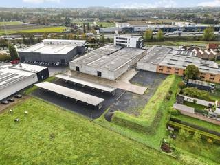 Bâtiment commercial à louer à Deerlijk, composé d'un entrepôt d'environ 3 000 m², d'un espace extérieur pavé d'environ 3 000 m² et de bureaux de 50...