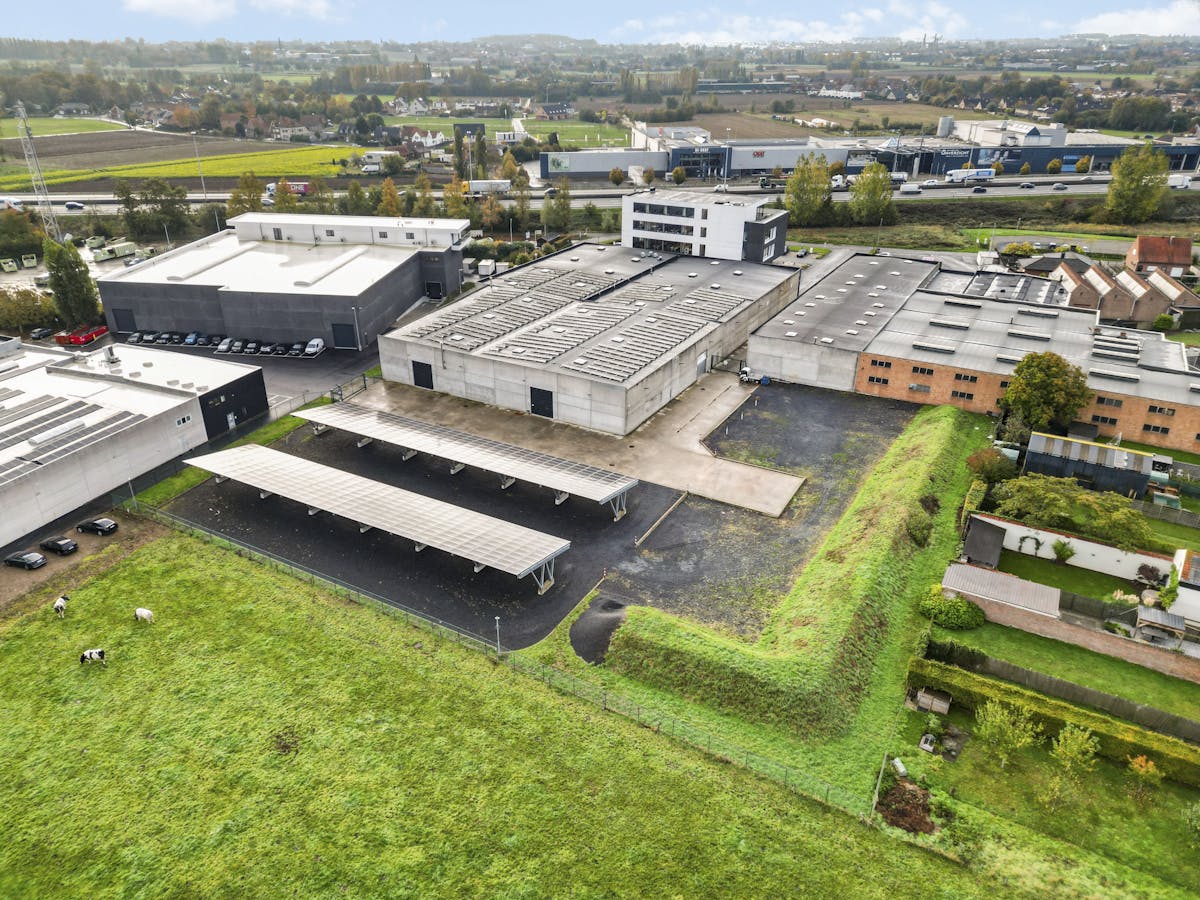 Warehouse with offices for rent in Deerlijk - photo 3