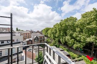 In Residentie Central Park, gelegen aan de rand van het park en op wandelafstand van verschillende voorzieningen, bevindt zich deze bemeubelde studentenkamer.<br /><br />De kamer bevindt zich op de vierde en hoogste verdieping van het gebouw. Dankzij de ligging aan de achterzijde, kijkt de kamer uit op het groene stadspark. Ze is volledig gemeubeld met bed, bureau, stoel, kast en frigo. De kamer beschikt over gemeenschappelijk sanitair, gedeeld met één andere persoon.<br /><br />Een extra troef is het gemeenschappelijk terras aan de achterzijde, gedeeld met twee andere kamers. Het terras biedt een rustige buitenruimte met zicht op het park.<br /><br />Het gebouw is uitgerust met een lift en een overdekte fietsenstalling. Op de kelderverdieping bevinden zich een moderne, volledig uitgeruste keuken en een ruime ontspanningsruimte met TV.<br /><br />Dankzij de ligging in het centrum is deze studentenkamer een praktische en comfortabele keuze.<br /><br />Voor meer informatie of om een bezoek in te plannen: 016 23 21 45 of mail naar info@bvm-vastgoed.be