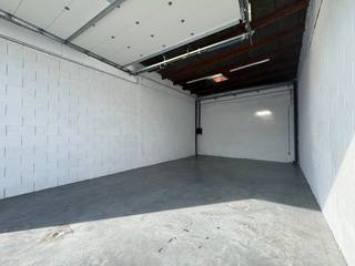 Zoekt u een hoogwaardige en veilige opslagruimte met uitstekende toegankelijkheid en basisvoorzieningen? Deze perfect onderhouden loods,...