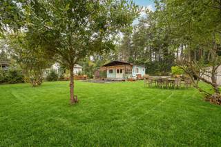 <p><strong><span>OPEN HUIS | ZATERDAG 7 NOVEMBER <br /></span></strong><span>Van 10u tot 12u. Contacteer me om jouw tijdsslot te reserveren! <br /></span><strong> </strong></p>
<p><strong>☀️ Genieten doe je zo! </strong></p>
<p>Droom je van een eigen plekje midden in het groen, waar rust en ontspanning centraal staan? Deze chalet biedt de ideale omgeving om even te ontsnappen aan de dagelijkse drukte en volop te genieten van het buitenleven.</p>
<p></p>
<p><span>De chalet werd gebouwd in 1991 en heeft een oppervlakte van ca. 50 m². Ze ligt op een ruim, gunstig georiënteerd perceel in recreatiegebied, </span><strong><span>gelegen in een goedgekeurde verkaveling</span></strong><span>, verscholen in een prachtige, bosrijke omgeving en een rustige, doodlopende straat. <br />Voor vragen met betrekking tot het plaatsen van domicilie kan je deze link raadplegen: https://www.herselt.be/permanente-bewoning-weekendverblijven. <br /></span></p>
<p></p>
<p><strong>De chalet in een notendop: </strong></p>
<ul>
<li>gezellige leefruimte met open keuken</li>
<li>aparte badkamer</li>
<li>ruime berging</li>
<li>zonnig terras</li>
<li>ruim perceel met gunstige oriëntatie</li>
<li>rustige, landelijke ligging midden in het groen</li>
</ul>
<p></p>
<p><strong>Een plek vol mogelijkheden. </strong></p>
<p>Het ruime perceel biedt bovendien mogelijkheden om de bestaande chalet uit te breiden en een bijgebouw te plaatsen, mits de geldende voorschriften en vergunningen dit toelaten.</p>
<p></p>
<p><strong>Rust, natuur en genieten op jouw eigen tempo. </strong></p>
<p>Heerlijk ontspannen op het zonnige terras, genieten van de groene omgeving of gewoon even helemaal tot rust komen … Hier staat het buitenleven centraal! Een charmante eigendom op een mooie locatie in Herselt, voor wie droomt van een eigen toevluchtsoord in het groen.</p>
<p></p>
<p><strong>💚 Genieten doe je hier, gewoon vanzelf! </strong></p>
<p><strong> </strong></p>
<p>Bel, whatsapp of mail vandaag nog voor meer info of een bezoek! <br />Bob Peeters - 0475975389 - bob@immokong.be</p>