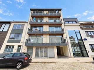 Op een uitstekende locatie nabij De Sterre en het De Smet de Naeyerpark, tussen het UZ Gent en Sint-Pietersstation, bevindt zich dit gezellige en volledig gemeubelde appartement.<br /><br />Het appartement ligt op de eerste verdieping en omvat een inkomhal, een aangename leefruimte met open ingerichte keuken, een slaapkamer, een douchekamer, een apart toilet met handenwasser en een ruim dakterras van 12 m².<br /><br />Alle meubels, keukentoestellen, bestek, potten en pannen zijn inbegrepen, waardoor het appartement onmiddellijk instapklaar is.<br />Daarnaast beschikt het over een private kelder en een gemeenschappelijke fietsenberging.<br /><br /><u><strong>Algemene informatie:</strong></u>
<ul>
<li>Bewoonbare oppervlakte: 45 m²</li>
<li>Dakterras: 12 m²</li>
<li>EPC: 158 kWh/m² per jaar</li>
<li>Verwarming en koeling via warmtepomp</li>
<li>Provisie algemene kosten: € 50 per maand</li>
<li>Onmiddellijk beschikbaar</li>
</ul>
<br />Een bezoekje meer dan waard! (enkel via mail)