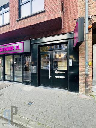 Te midden centrum Zottegem vinden we dit ruime en lichtrijke appartement met een ruime leefruimte voorzien van parket en een kwalitatieve...