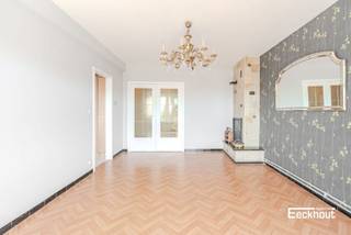 Dit appartement is gelegen op de tweede verdieping van een kleine residentie in de Vuurtorenwijk. Het gebouw ligt op wandelafstand van bus- en tramhaltes, diverse winkels en horecazaken en op enkele passen van de Spuikom en de Oosteroever.<br />Het appartement is ingedeeld als volgt:<br />inkomhal met inbraakveilige en brandwerende voordeur, woonkamer met open zicht, aparte, ingerichte keuken met aansluitend balkon, 2 volwaardige slaapkamers, berging en badkamer met toilet, lavabo en douche.<br />In het gebouw is er een private kelderberging aanwezig, alsook een gemeenschappelijke fietsenberging!<br />De voorbije jaren werden reeds verschillende renovaties uitgevoerd aan het gebouw: zo werd het dak vernieuwd en geïsoleerd in 2020, werd de zijgevel geïsoleerd in 2025 en werd het parlofoniesysteem vernieuwd dit jaar.<br />Kom de vele troeven van dit appartement ontdekken en vraag snel uw bezoek aan!