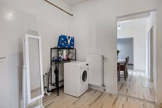 <p><span>Op te frissen 2-slaapkamerappartement met terras op strategische ligging</span></p><p><span>Dit aangename en lichtrijke 2-slaapkamerappartement is gunstig gelegen op de Boomsesteenweg, met een vlotte verbinding naar het centrum en omliggende gemeenten. Dankzij de isolerende ramen geniet u binnen van verrassende rust.</span></p><p><span>Het appartement beschikt over een ruime slaapkamer, een tweede slaapkamer/bureau en een aangename leefruimte met veel lichtinval. Het terras vormt een extra troef om even tot rust te komen.</span></p><p><span>Verder zijn er </span><span>lage algemene kosten</span><span> en </span><span>individuele meters</span><span>, wat het appartement ook financieel interessant maakt.</span></p><p><span>Met een </span><span>beperkt opfrissingsbudget</span><span> kan dit pand worden omgevormd tot een zeer comfortabel en hedendaags appartement, ideaal voor eigen bewoning of als investering.</span></p><p><span>Troeven:</span></p><ul><li><span>2 slaapkamers</span></li><li><span>Terras</span></li><li><span>Lichtrijk appartement</span></li><li><span>Isolerende ramen (rustig binnen)</span></li><li><span>Lage algemene kosten</span></li><li><span>Individuele meters</span></li><li><span>Centrale ligging</span></li></ul><p><span>Interesse? Contacteer ons voor meer informatie of een bezoek.</span></p>