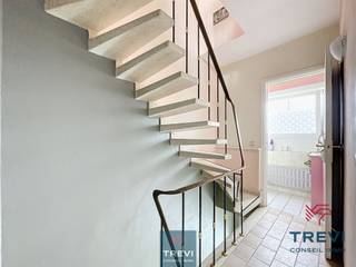 Lembeek, in een mooie, rustige woonstraat dicht bij de hoofdwegen, mooie stadswoning met 2 slaapkamers en een prachtige tuin. De begane grond...