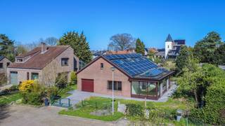 Een ruime (250m²), te moderniseren villa met oa. 3 (mogelijk 5) slaapkamers,ruime woonkamer + veranda (samen 69,00m²), 40 zonnepanelen (op heden nog...