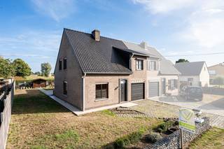 <p>Welkom in deze charmante woning aan de Bosstraat in Oosteeklo.<br /><br />Het huis is gelegen in een rustige en aangename omgeving, biedt de perfecte basis voor deze mooie familiewoning.<br /><br />Samenstelling: via de inkomhal komt U terecht in een zonnige woonkamer met veel ramen, een afzonderlijke keuken met ontbijthoek, wasplaats/berging, gastentoilet. Er is een inpandige garage vooraan aan de woning.<br /><br />Op de verdieping zijn er 3 volwaardige slaapkamers en een badkamer met inloopdouche en toilet.<br /><br />Er is een aangenaam ruime tuin met terras die uitkijkt op de landerijen. Het hinterland is gelegen in agrarische zone, wat uitermate gunstig is.<br /><br />De woning is zeer degelijk onderhouden en met wat moderne opfrissingen is het heerlijk vertoeven. <br /> </p>
<p>Dit huis is een uitgelezen kans om uw woonwensen waar te maken en plan uw bezoek om de verrassende woonruimtes te ontdekken. Aarzel niet om vandaag nog contact met ons op te nemen voor meer informatie of om een bezichtiging in te plannen.</p>